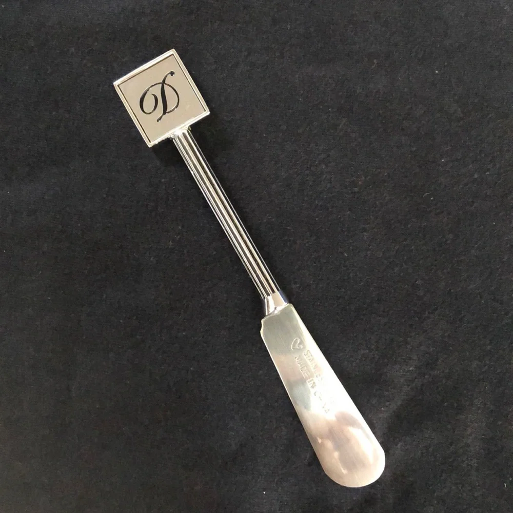 Monogrammed “D” spreader